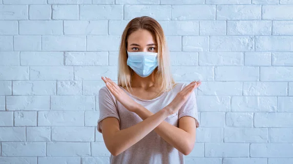 La chica cruza los brazos. Mostrando señal de stop durante la cuarentena — Foto de Stock