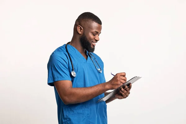 Kağıtları beyaz arkaplan üzerinde dolduran pozitif siyah doktor — Stok fotoğraf