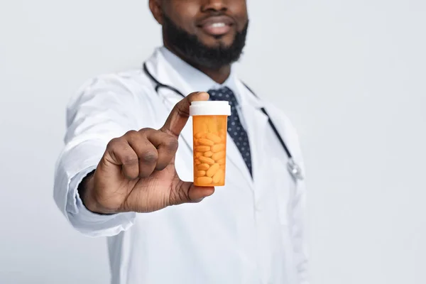 Médico masculino afroamericano recomendando pastillas, de cerca — Foto de Stock