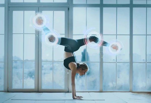 Heimtraining. Junges Mädchen in Sportbekleidung beim Handstand im hellen Raum, Collage — Stockfoto