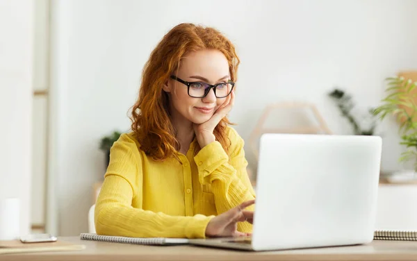 Jovem mulher trabalhando no laptop em casa — Fotografia de Stock