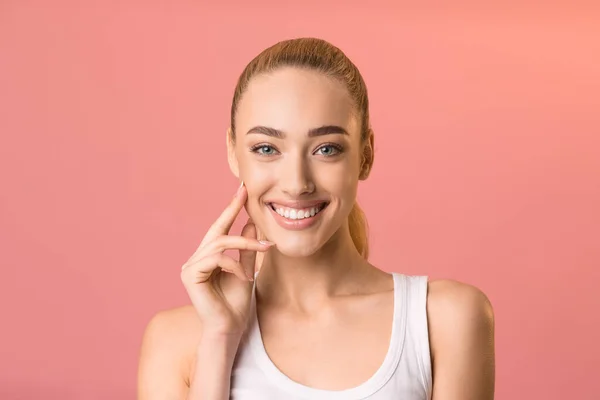 Portret van een prachtige blonde vrouw poseren aanraken gezicht in de studio — Stockfoto