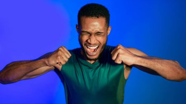 Sporcu Adam Stüdyoda Duygusal olarak Yumruklarını Sıkıyor, Panorama