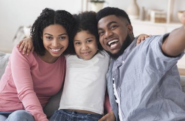 Aile selfie 'si. Neşeli Siyah Ebeveynler Kızlarıyla Evde Fotoğraf Çekiyor