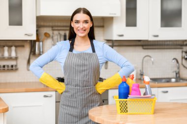 Gülümseyen kadın mutfaktakilerle birlikte