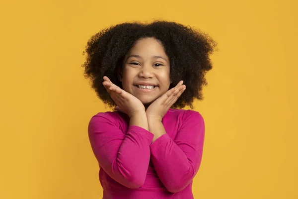 Potret gadis hitam kecil yang gembira menyentuh wajahnya dengan kegembiraan — Stok Foto