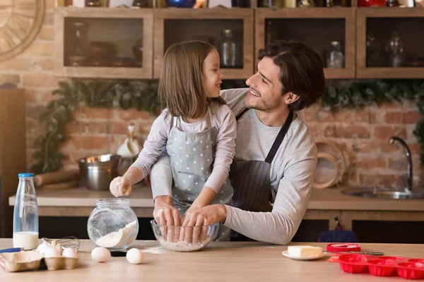 Kleines Mädchen backt in der Küche mit Papa Teig für Plätzchen — Stockfoto