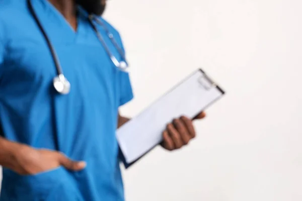 Gros plan du doc en uniforme bleu tenant dossier médical — Photo