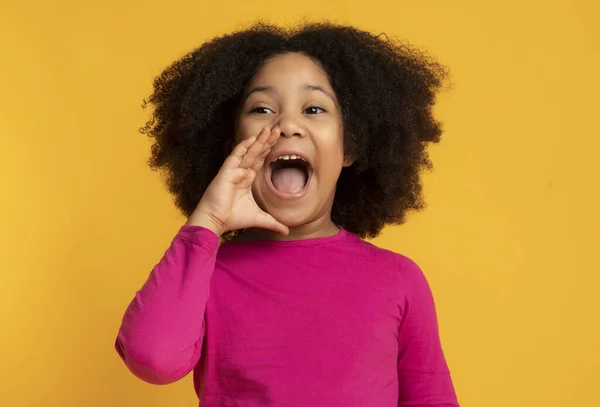 Divertente piccola ragazza africana americana emotivamente urlando, facendo annuncio — Foto Stock