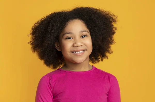 Retrato de menina negra bonita sorrindo e olhando para a câmera — Fotografia de Stock