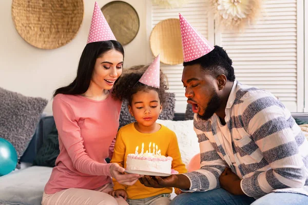 Kaarsen uitblazen met internationale familie thuis — Stockfoto