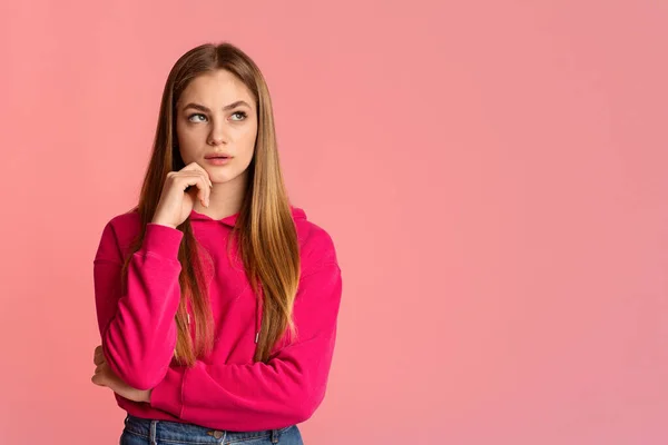 Pensive dospívající dívka ležérní na růžovém pozadí — Stock fotografie