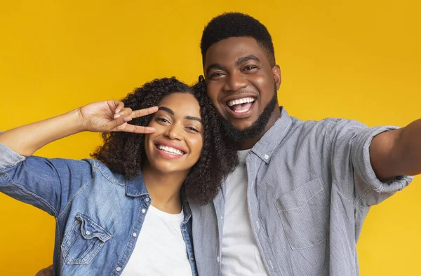 Δυο σέλφι. Χαρούμενος Αφροαμερικάνος που βγάζει φωτογραφία με την κοπέλα του. — Φωτογραφία Αρχείου