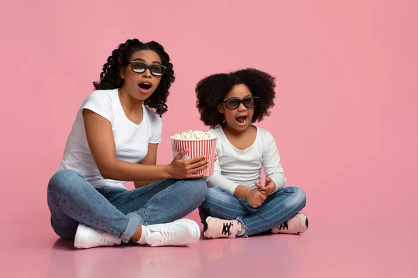 Nero mamma con piccola figlia godendo 3D film e mangiare popcorn — Foto Stock