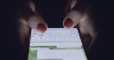 Çevrimiçi sohbette cep telefonunda mesaj yazan kadını kapat