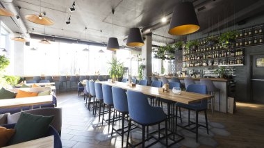 Raflarda lüks alkol bulunan çatı katı tarzı kafe ve bar.