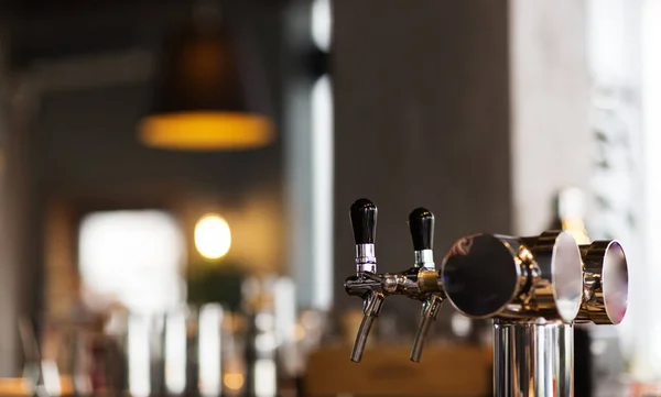 Grifo de cerveza en el restaurante, cerveza lager y cerveza artesanal —  Fotos de Stock