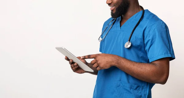 Afrikanischer Arzt mit digitalem Tablet beschnitten — Stockfoto