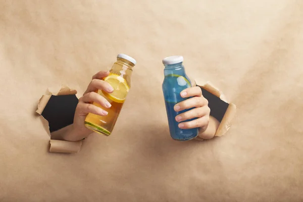 Čas na karanténu, přátelé držící dva detoxikační nápoje — Stock fotografie