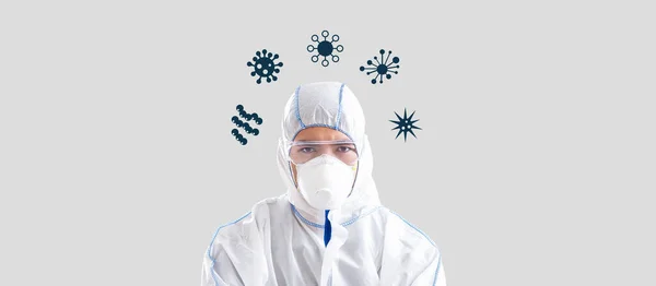 Ochrona przed epidemią koronawirusów. Kolaż z Azjatą w kombinezonie ochronnym i komórkach wirusa, szare tło. Panorama — Zdjęcie stockowe