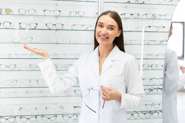 Felice optometrista aiutare il cliente a scegliere gli occhiali — Foto Stock