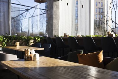 Modern restoranda yemek, kahvaltı, brunch ya da öğle yemeği kavramı
