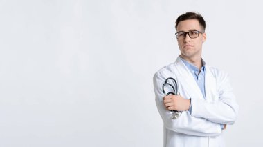 Steteskoplu gözlüklü doktor, panorama.