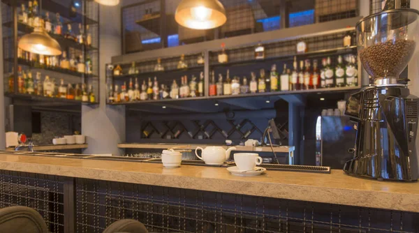 Teáscsésze a bárpulton háttér, frissítő italok nyilvános helyen — Stock Fotó