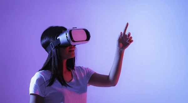 Nowoczesna technologia. Dziewczyna w wirtualnej rzeczywistości okulary — Zdjęcie stockowe