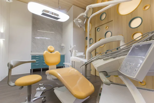 Ferramentas odontológicas e crianças profissionais cadeira de odontologia — Fotografia de Stock