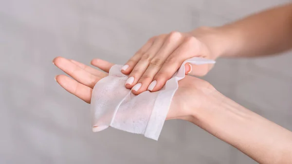Chica limpia las manos con servilleta antiséptica, espacio libre — Foto de Stock
