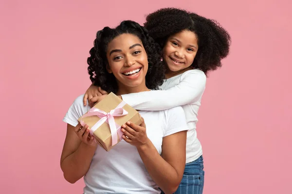 Glad svart kvinna fick gåva från sin bedårande lilla dotter — Stockfoto