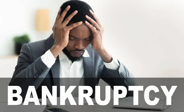 COVID-19 crisi finanziaria indotta. uomo d'affari afroamericano stringendo la testa nella disperazione in ufficio — Foto Stock