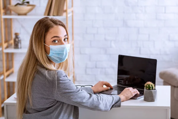 Work during quarantine. Woman in protective mask — Stock Photo, Image
