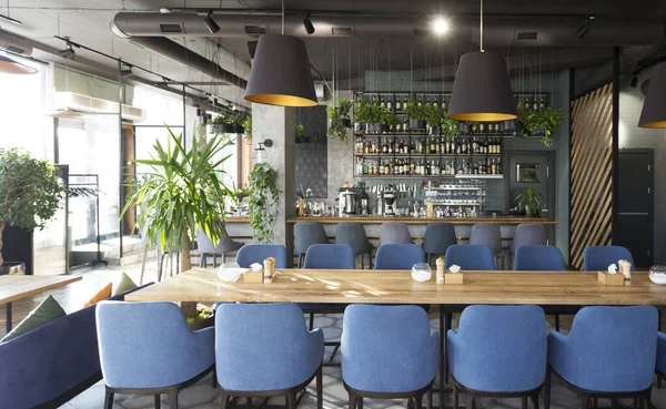 Uitzicht op bar met houten balie en stoelen in Modern cafe — Stockfoto