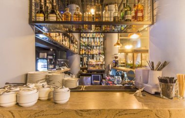 Elit alkol ve çay için temiz tabaklar olan bar tezgahı.