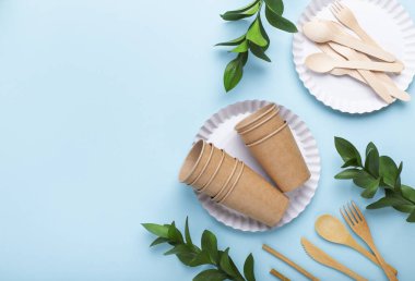 Çevre sanatı kağıt sofra takımı ve ahşap çatal bıçak takımı