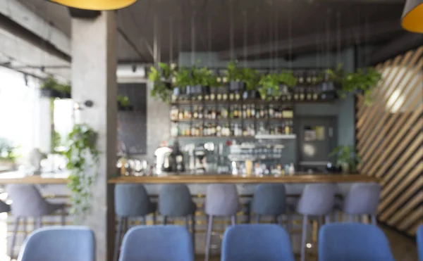 Различные напитки на барной стойке в современном кафе, онлайн-бар — стоковое фото