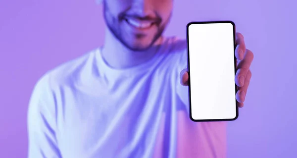 笑顔男は空白の画面でスマートフォンを示しています — ストック写真