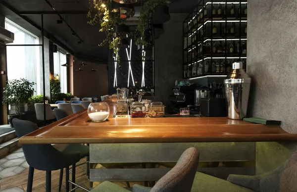 Yarı ışıklı bir barı olan modern bir şehir restoranının içinde. — Stok fotoğraf