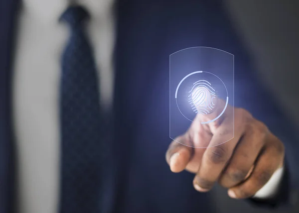 Unerkennbarer Geschäftsmann scannt Fingerabdrücke auf virtuellem Panel für Zugriff, beschnitten — Stockfoto