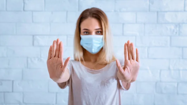 Concepto de distancia social. Chica en máscara protectora — Foto de Stock