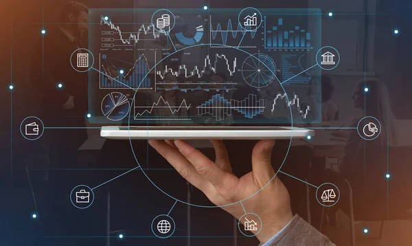 Hand håller tablett med grafer och symboler — Stockfoto