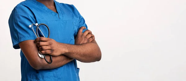 Cortado de médico preto em azul uniforme segurando estetoscópio — Fotografia de Stock