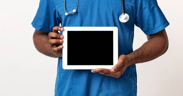 Ritagliato di schermo vuoto tablet digitale in mani doc — Foto Stock
