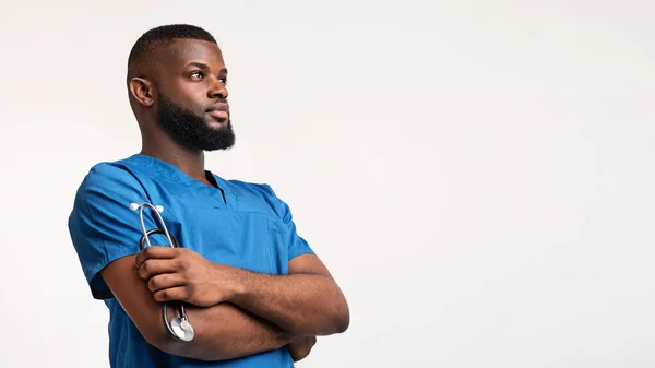 Certa terapeuta de uniforme azul olhando para o espaço vazio — Fotografia de Stock