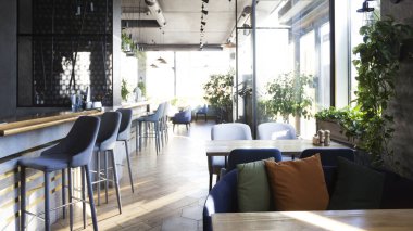 Şehir restoranının ya da kafenin açık modern iç mekanları.