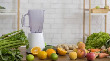 Blender ve taze malzemeler mutfak masasında, panoramada.