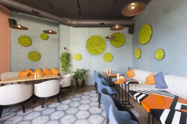 Yemek yemek ve dinlenmek için boş yerleri olan rahat bir kafe.