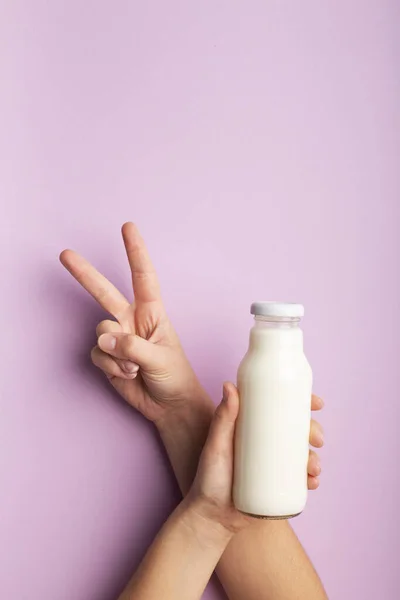 Bebida saudável vegetariana em leite de coco, mulher mostrando sinal v — Fotografia de Stock